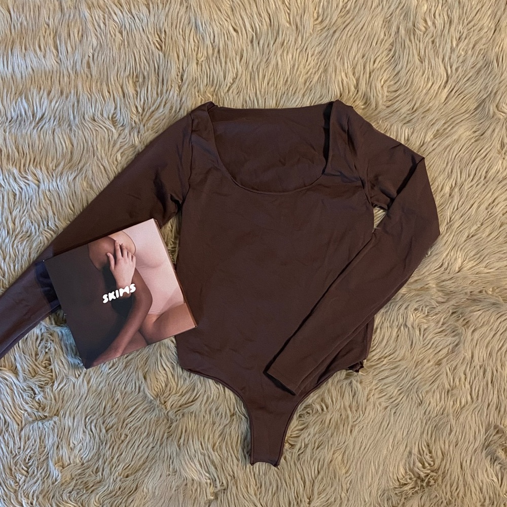 SKIMS Essential Long Sleeve Scoop Neck Bodysuit | ESPRESSO | S/M